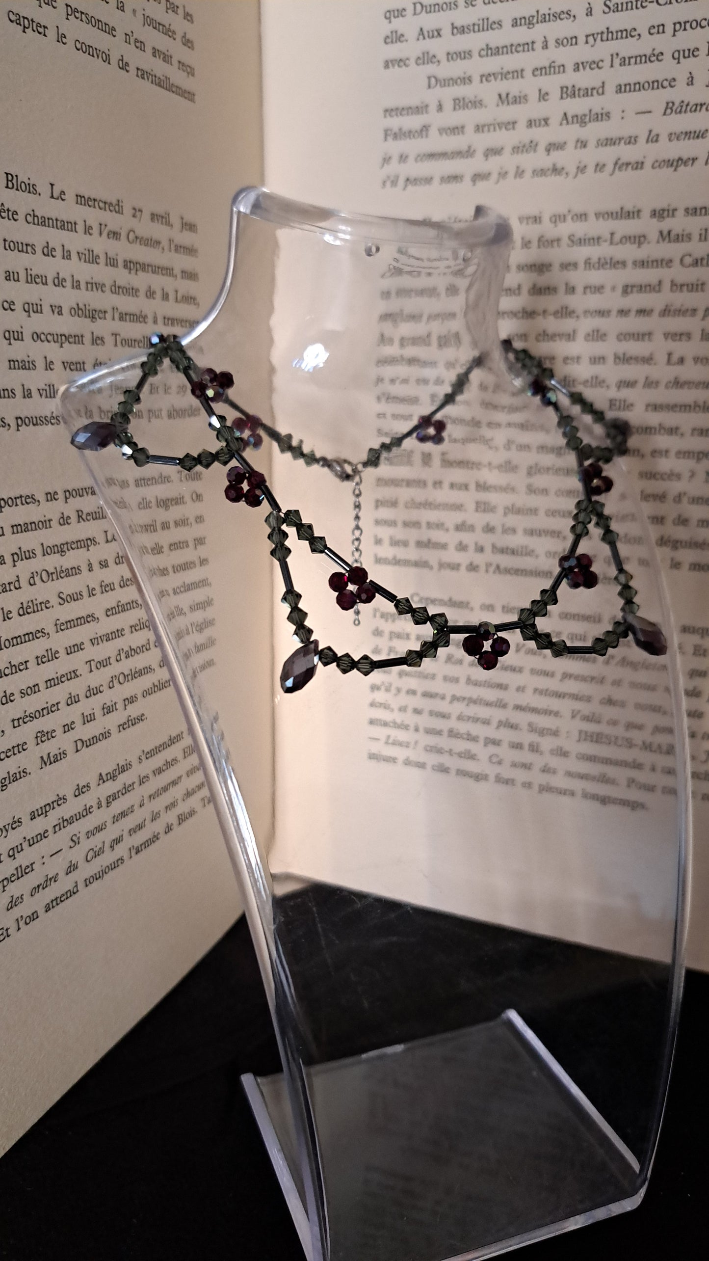 Le collier "Mia" en perles de verre aux couleurs sombres de la nuit