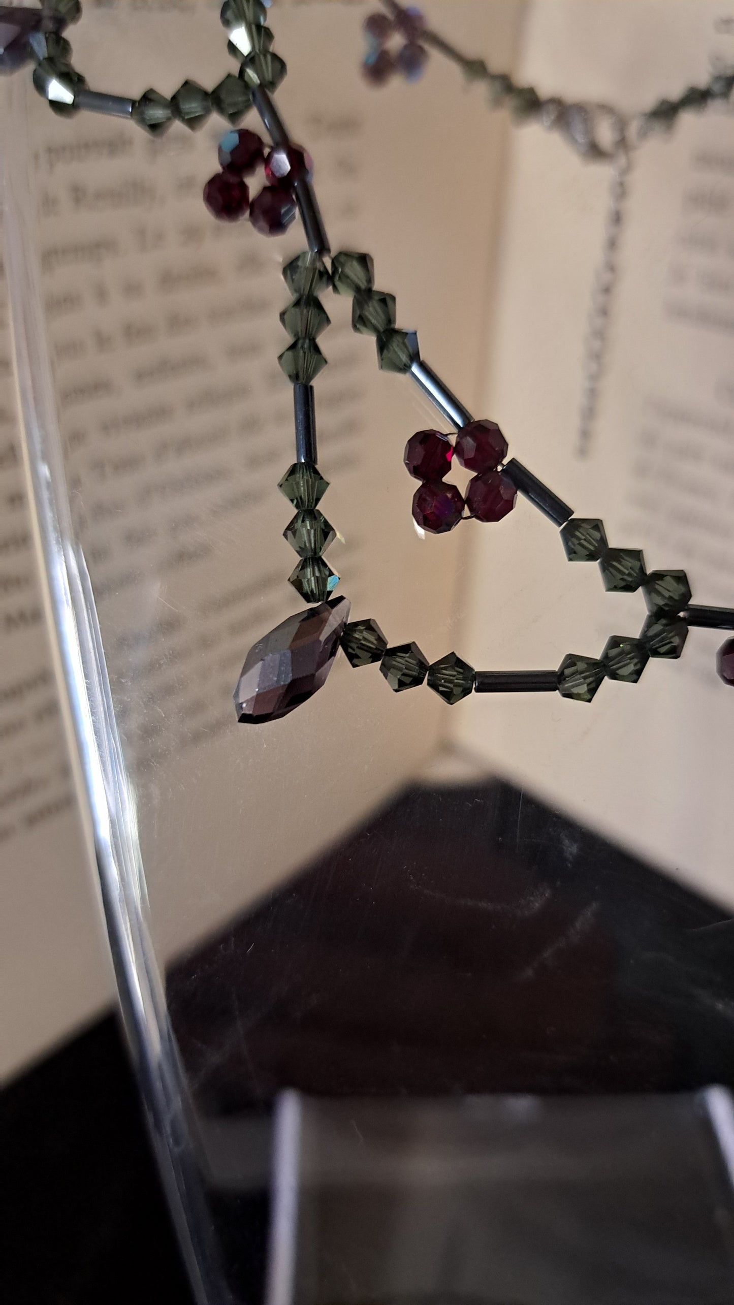 Le collier "Mia" en perles de verre aux couleurs sombres de la nuit