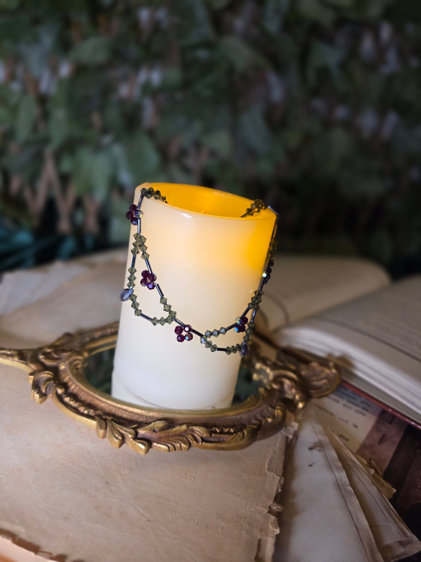 Le collier "Mia" en perles de verre aux couleurs sombres de la nuit