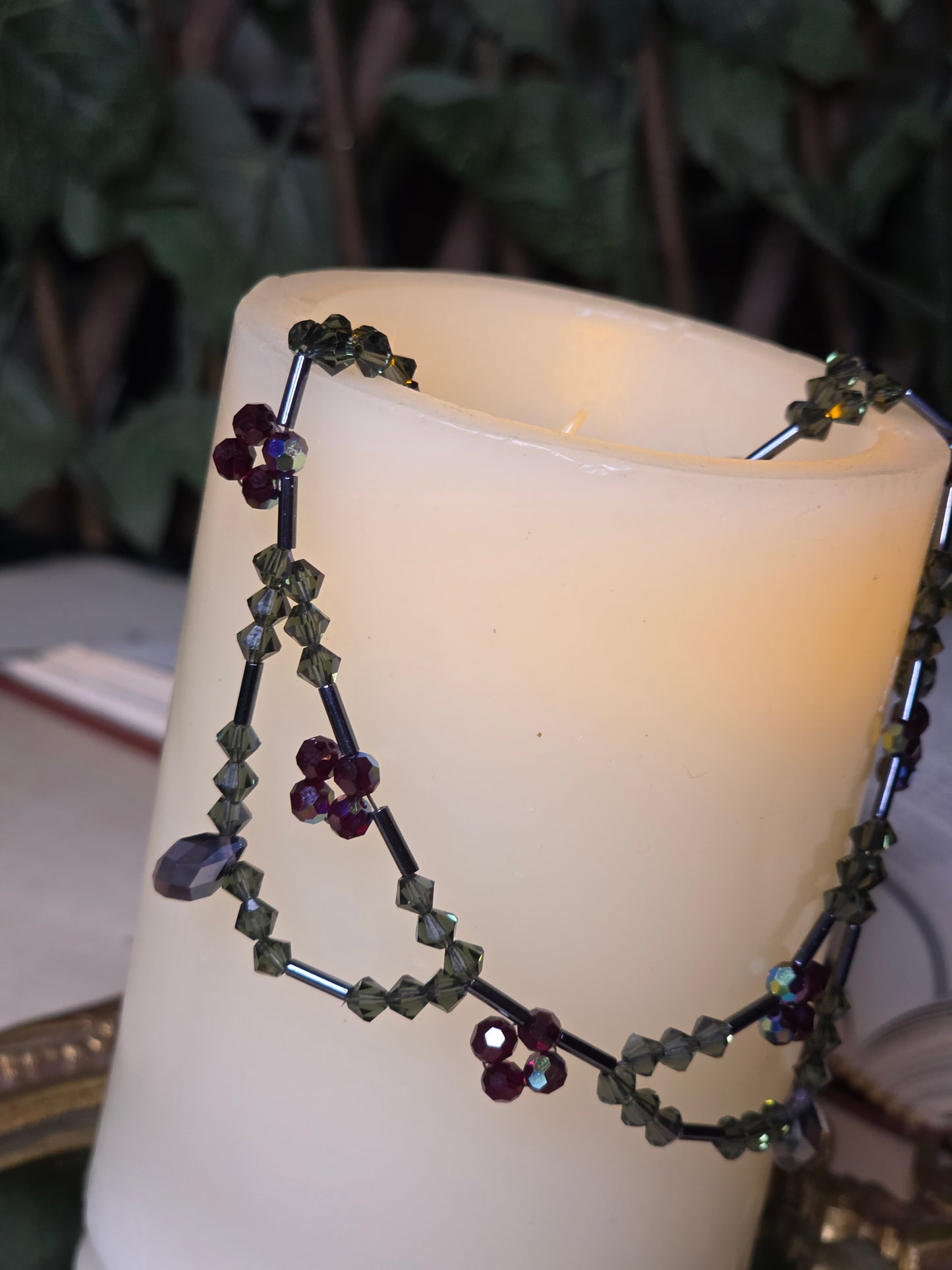 Le collier "Mia" en perles de verre aux couleurs sombres de la nuit