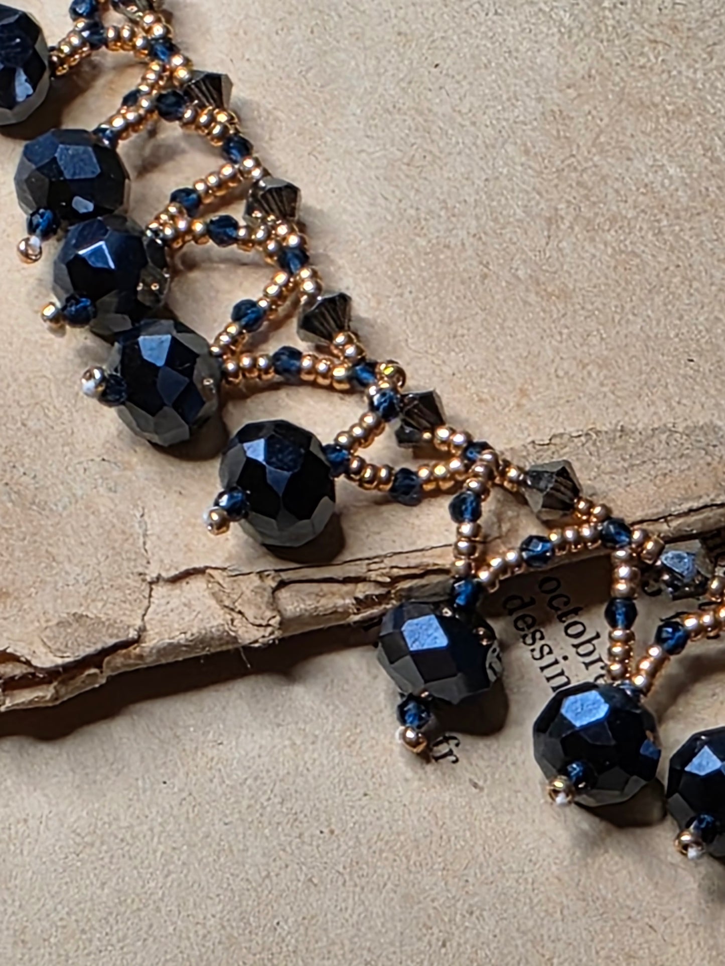 Collier "Feyre" – Perles de Verre Noir et Bleu Marine Inspiré par la Nuit Étoilée