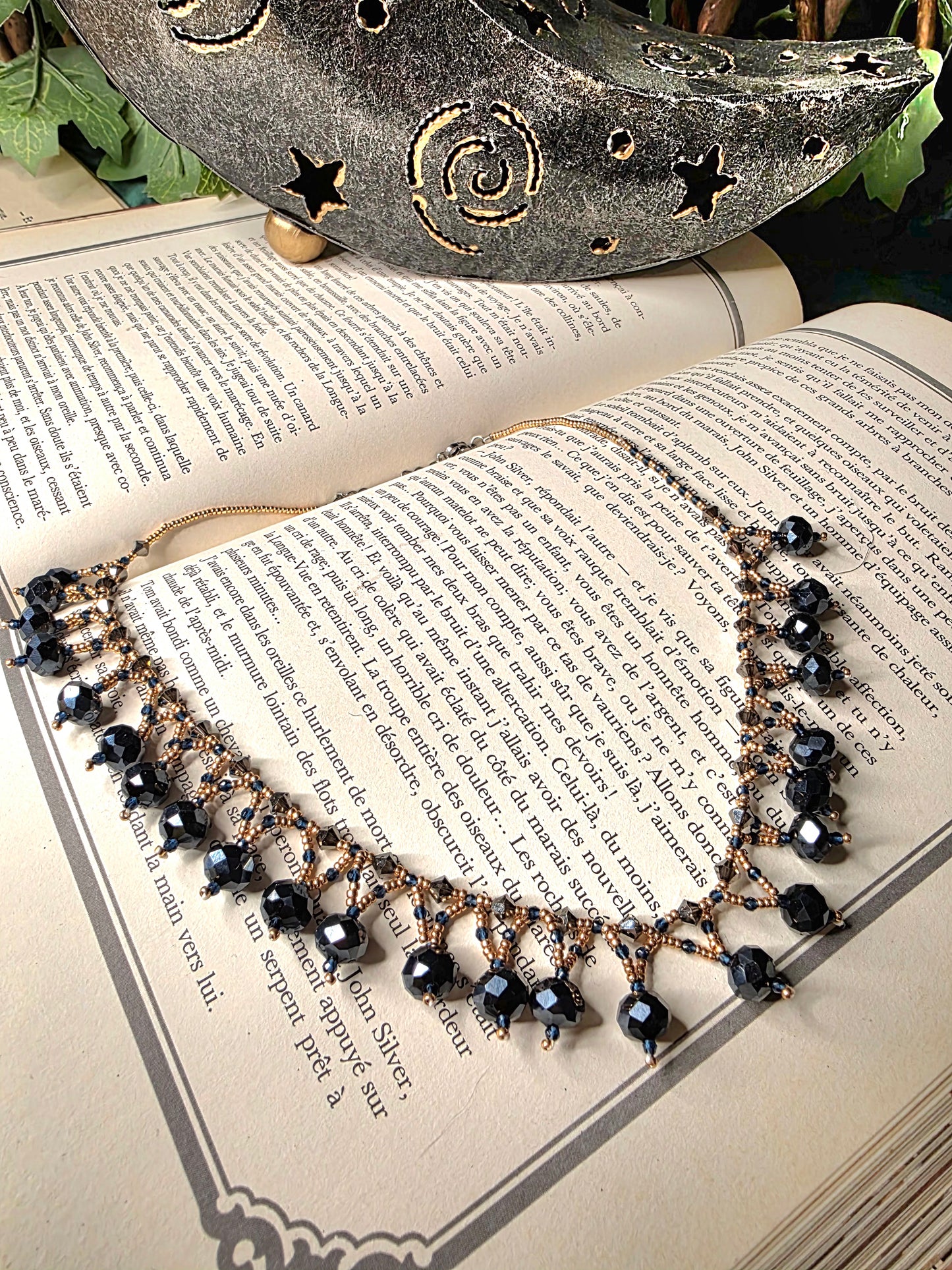 Collier "Feyre" – Perles de Verre Noir et Bleu Marine Inspiré par la Nuit Étoilée