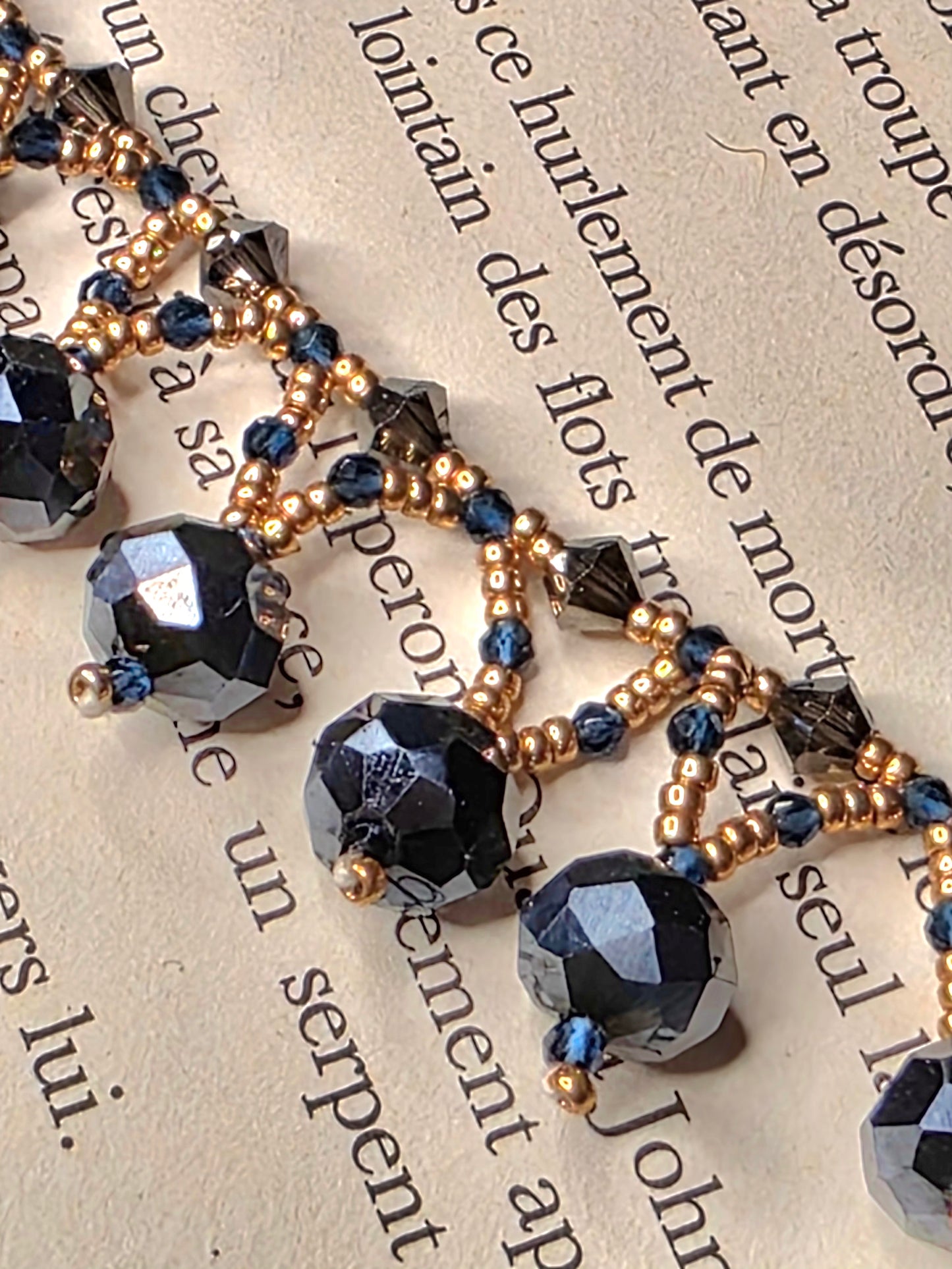 Collier "Feyre" – Perles de Verre Noir et Bleu Marine Inspiré par la Nuit Étoilée