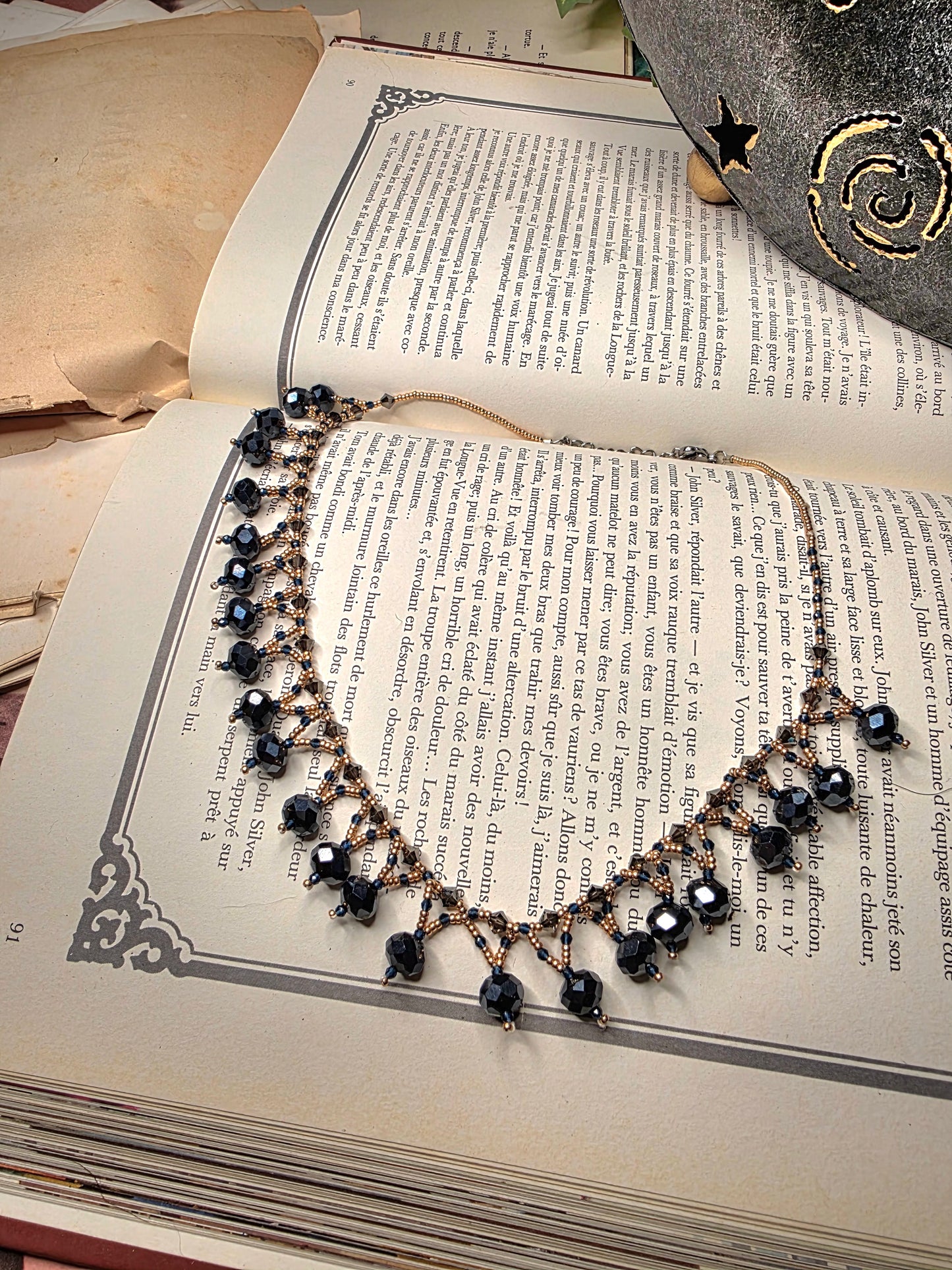 Collier "Feyre" – Perles de Verre Noir et Bleu Marine Inspiré par la Nuit Étoilée