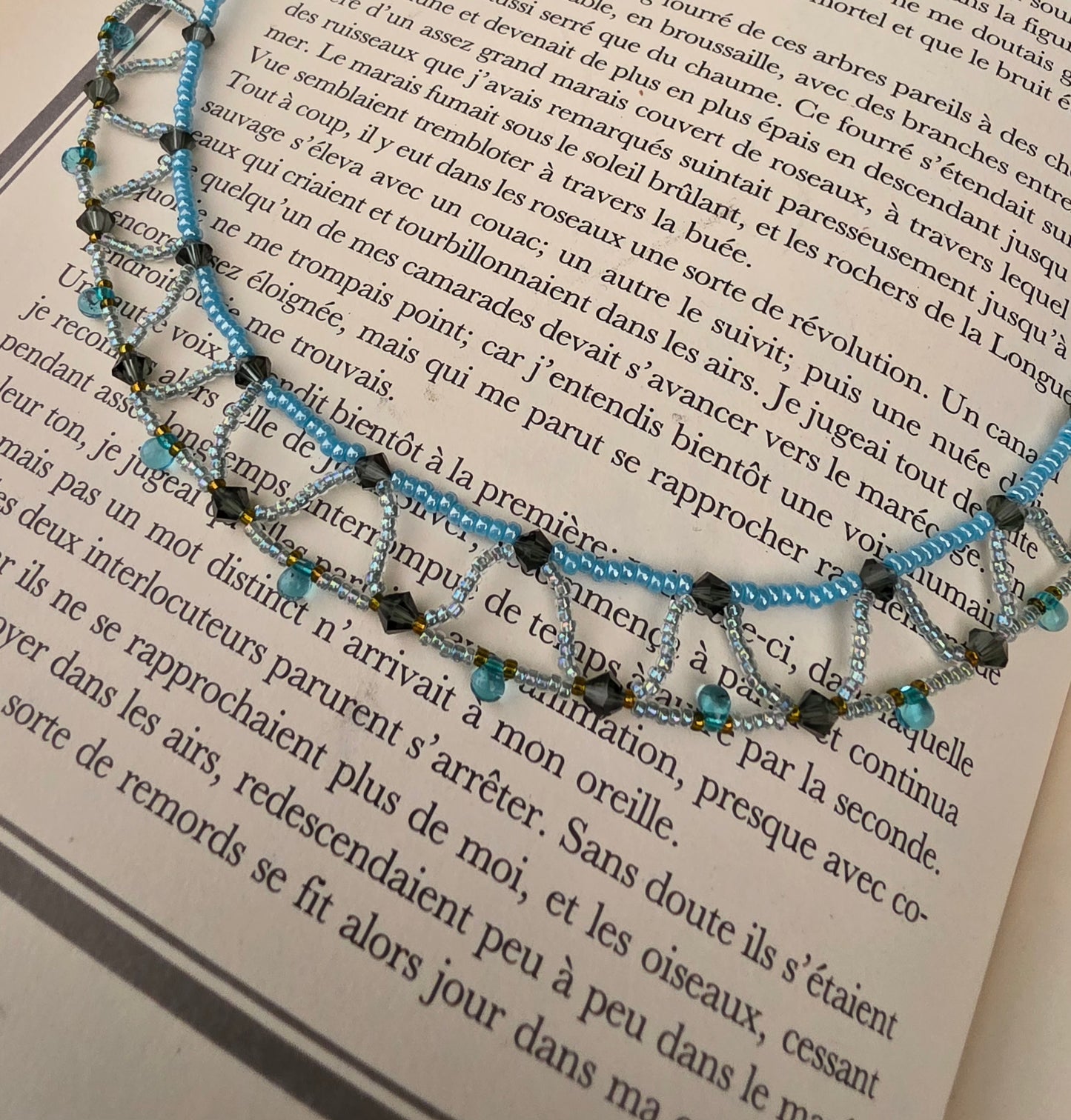 Collier "Vox Maris - la petite sirène" en perles de verre dans les tons bleus et nacres