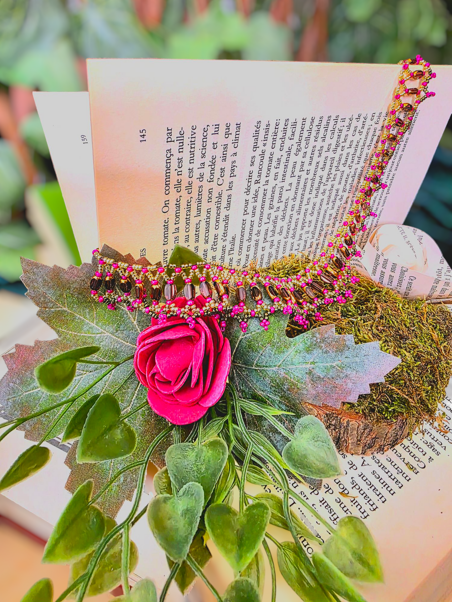 Le collier "Lia Mara - Reine" en perles de verre aux couleurs rose et vert