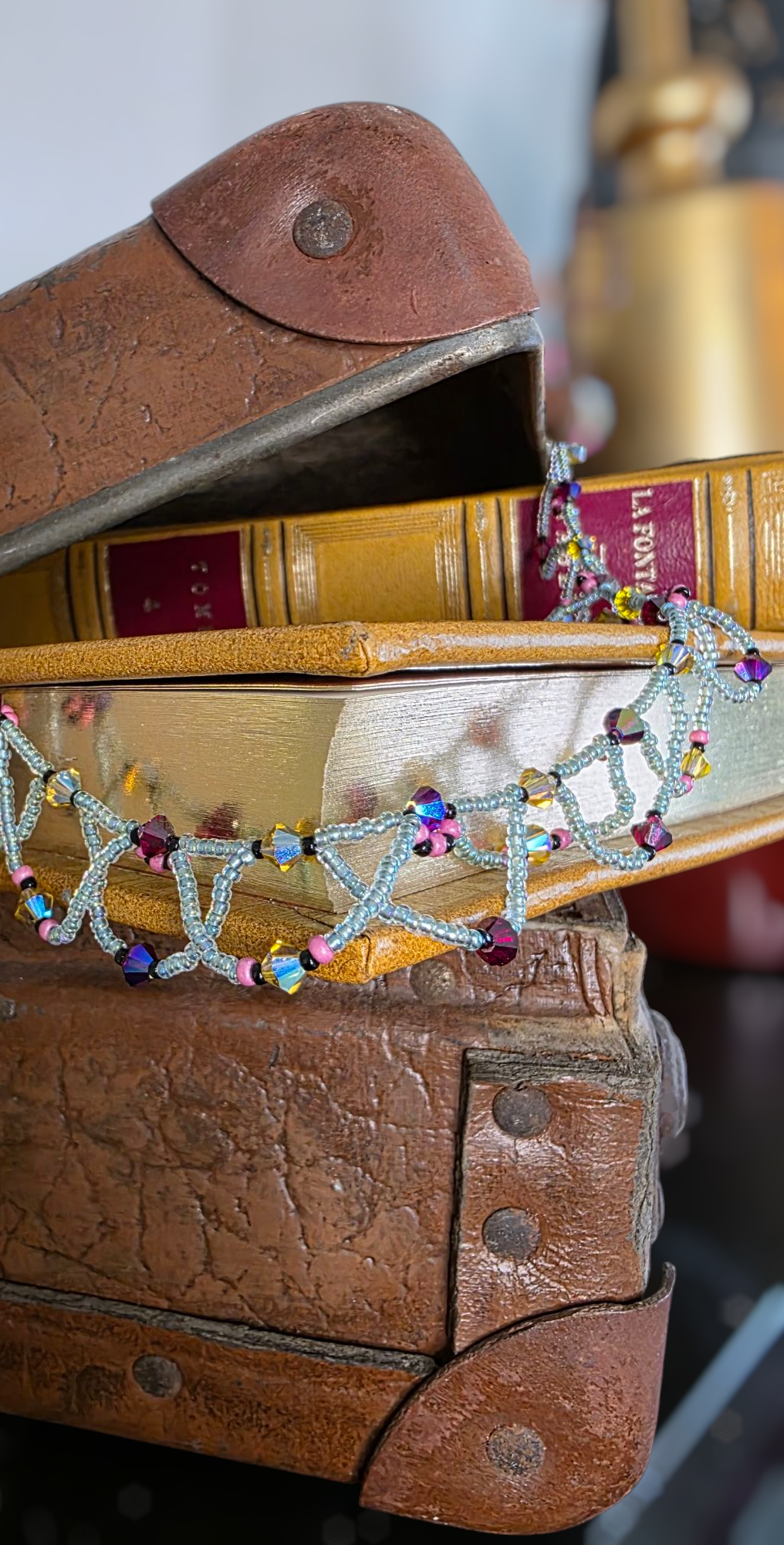 Le collier "Harper" en perles de verre aux couleurs bleu pale.