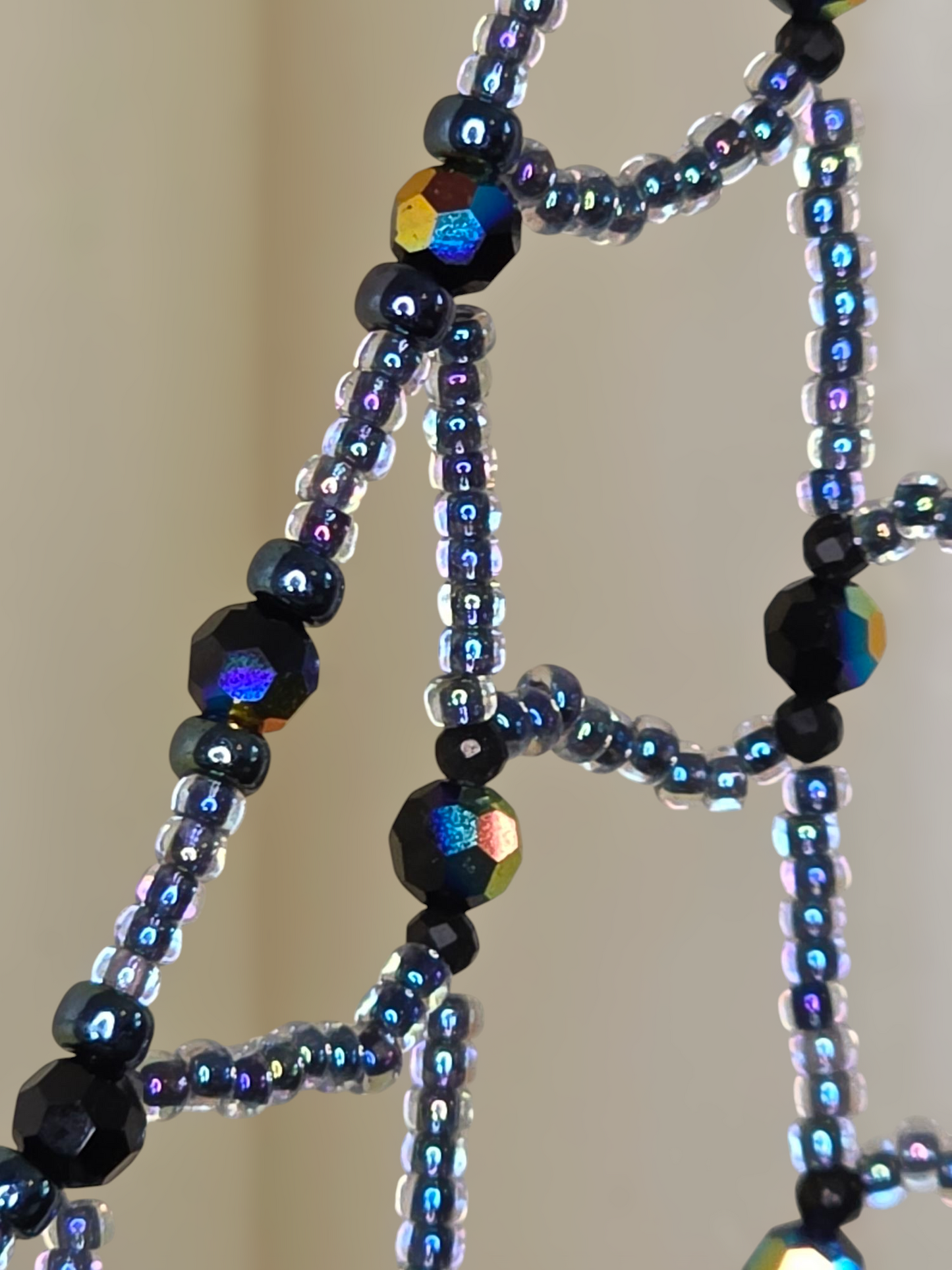 Le collier "Cécile" en perles de verre aux couleurs bleutés