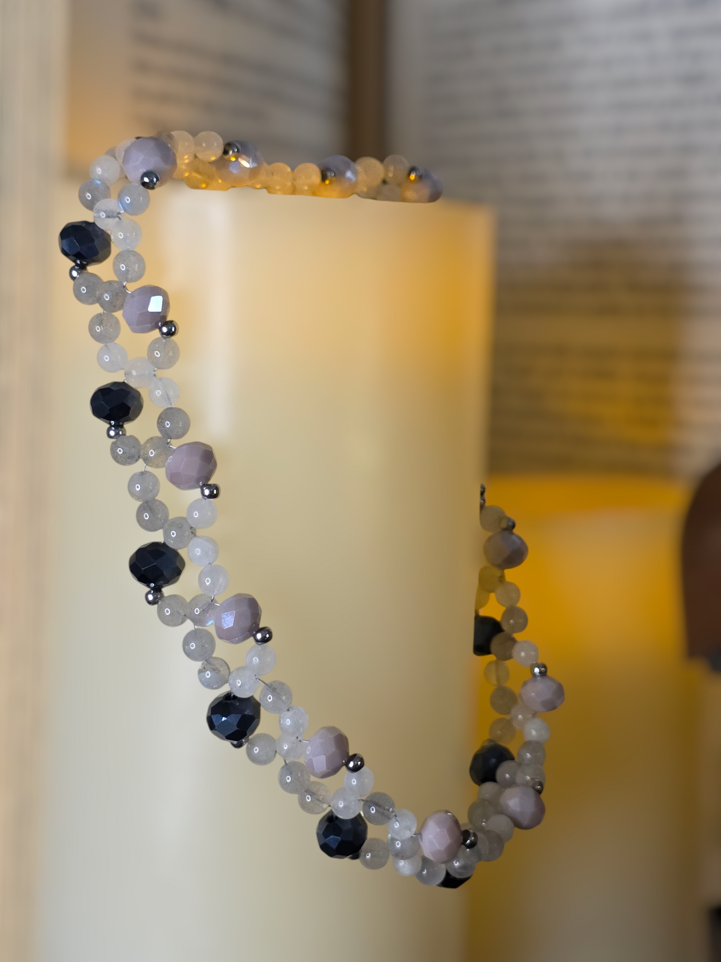 Le collier "Donatella" en perles de verre opaque beige et noir, et en pierres de lune