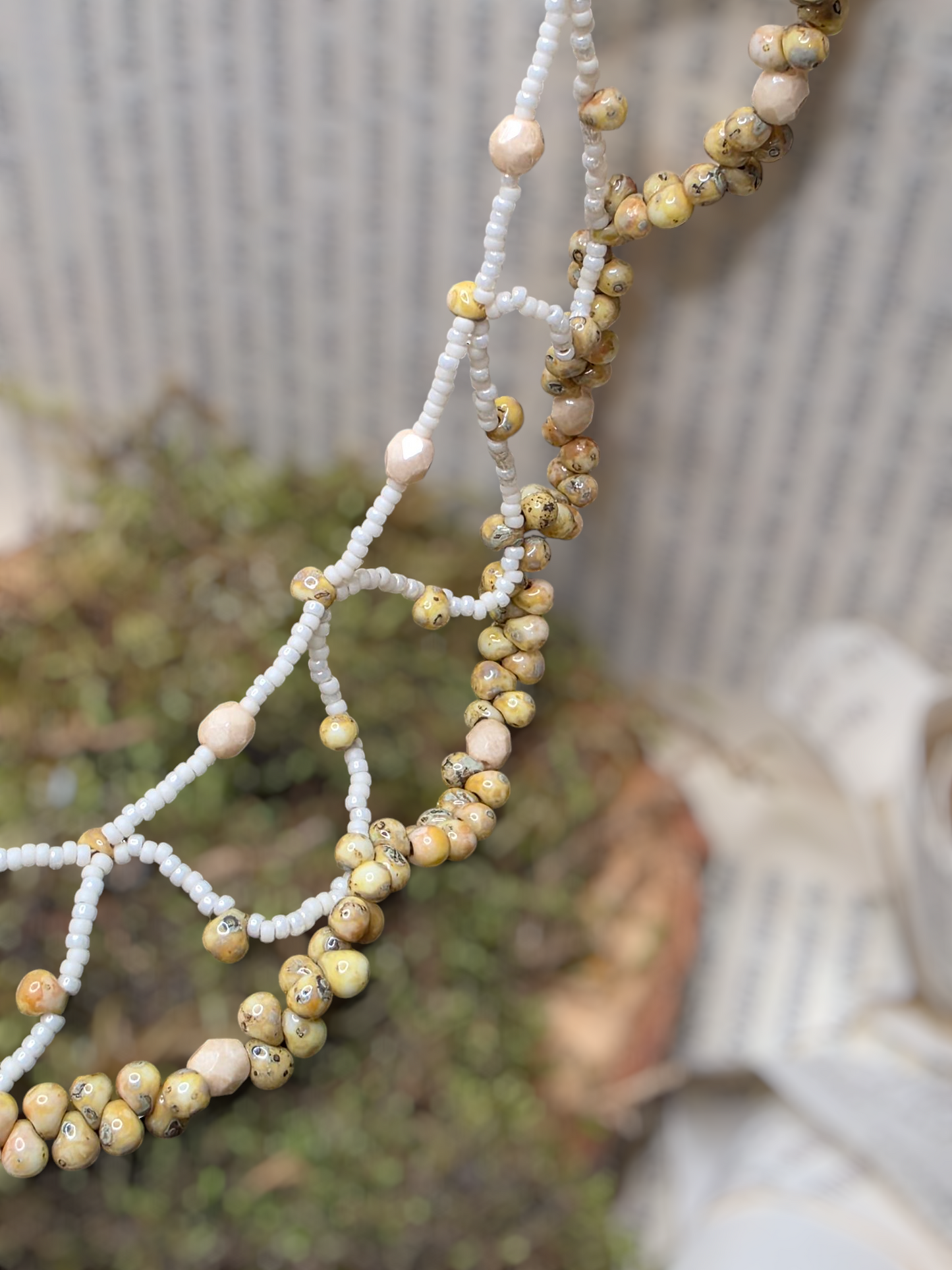 Le collier "Penellaphe" en perles de verre aux couleurs de l'os