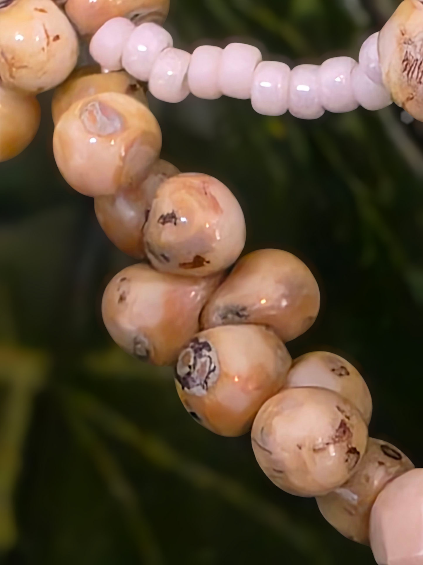 Le collier "Penellaphe" en perles de verre aux couleurs de l'os