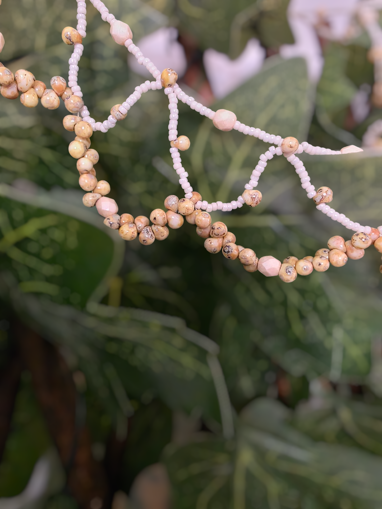 Le collier "Penellaphe" en perles de verre aux couleurs de l'os