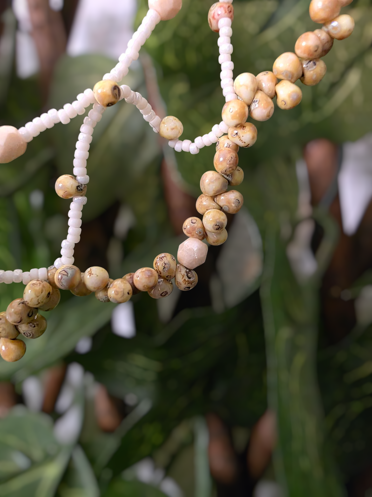 Le collier "Penellaphe" en perles de verre aux couleurs de l'os