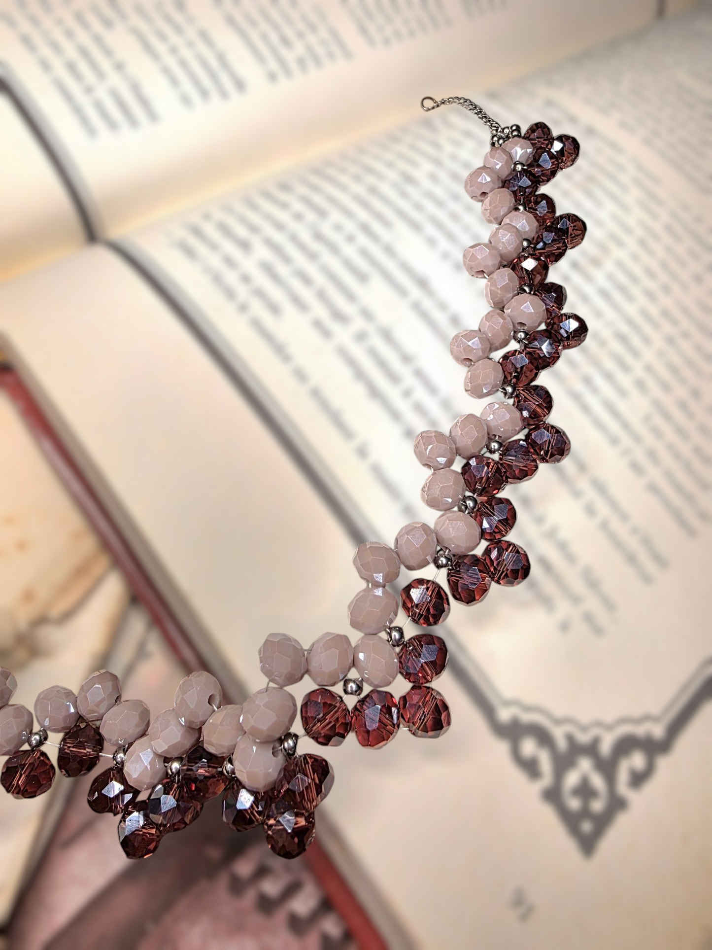 Le collier "Scarlett" en perles de verre beige et prune en transparence