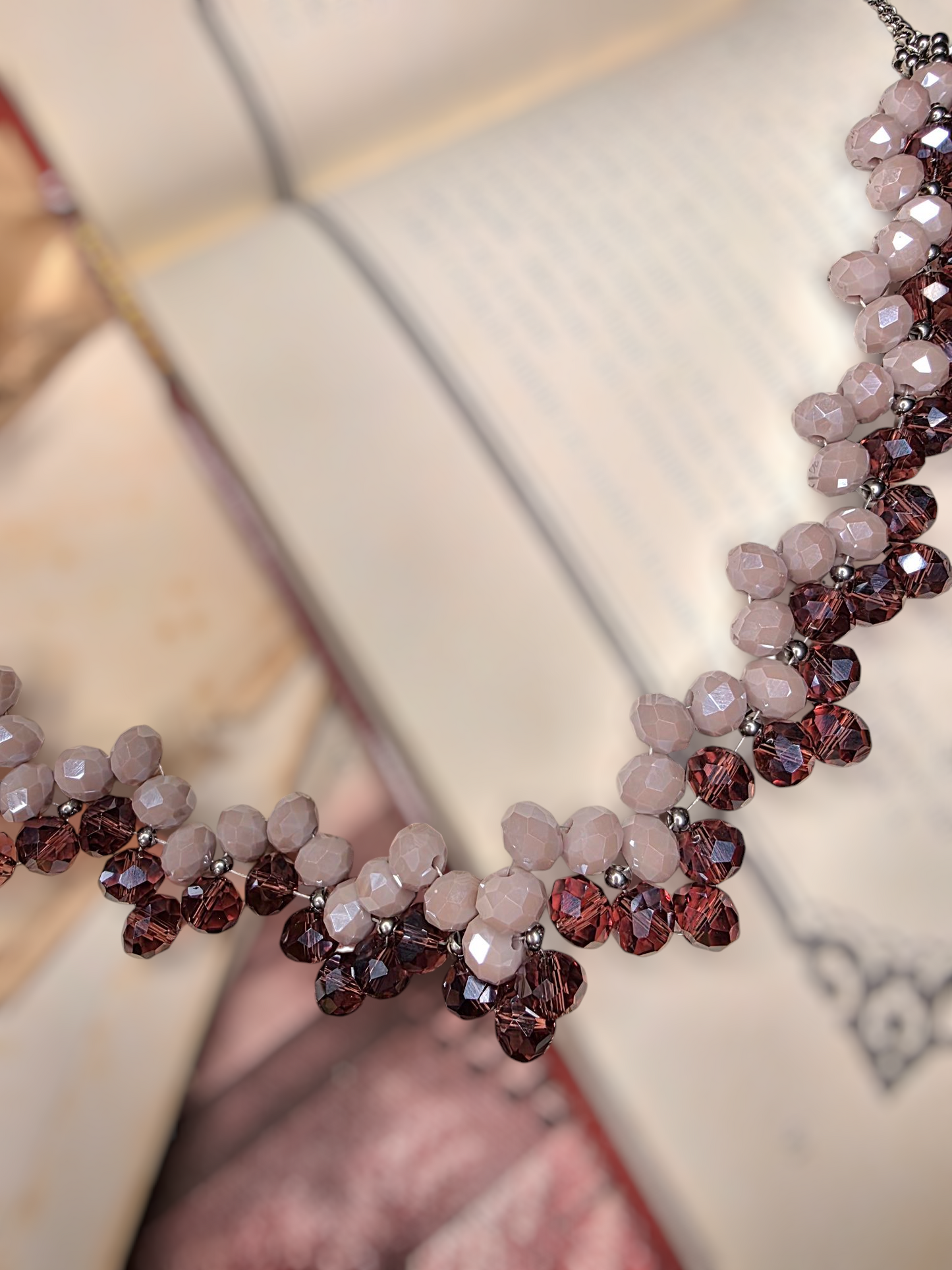 Le collier "Scarlett" en perles de verre beige et prune en transparence