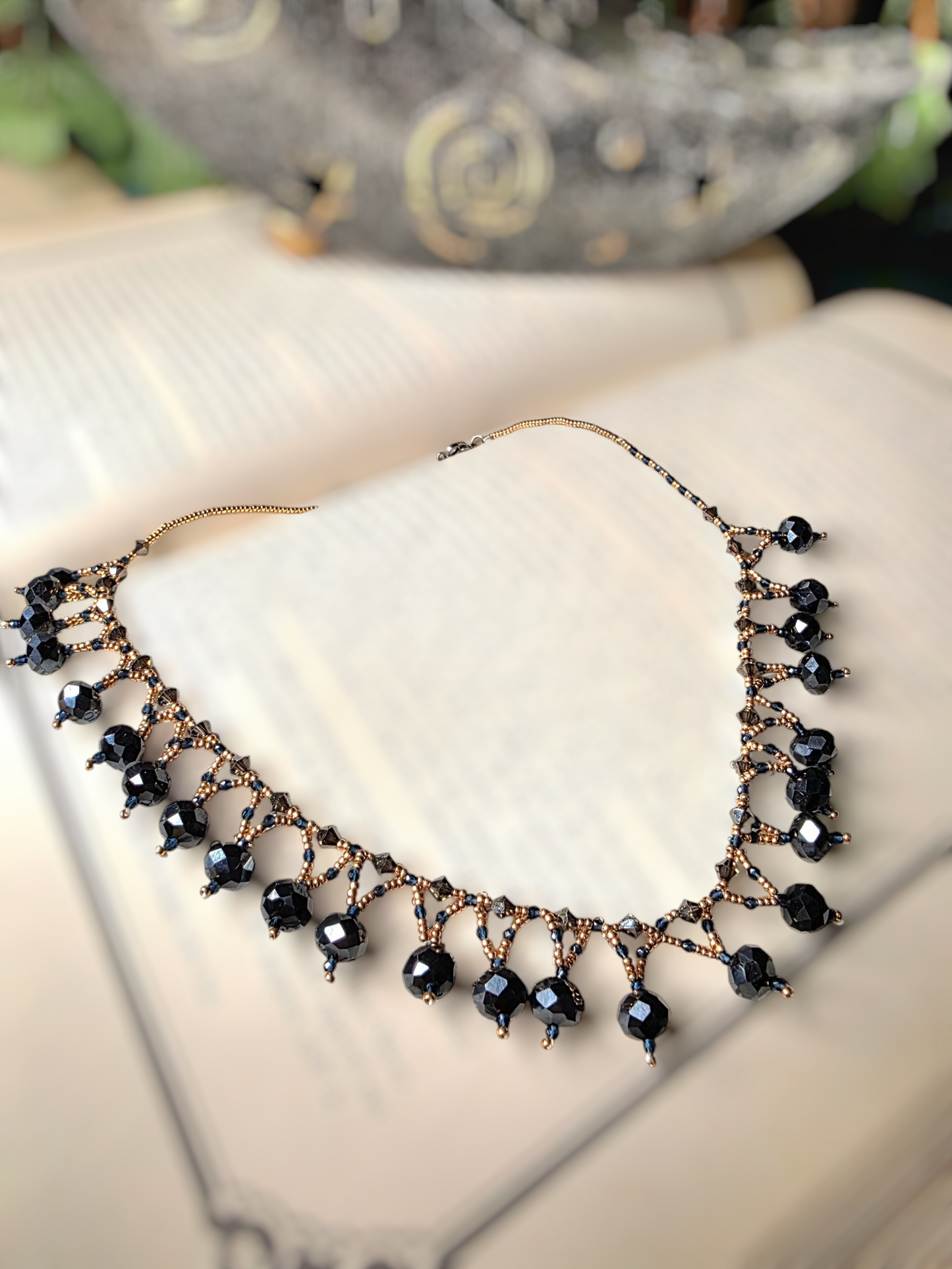 Collier "Feyre" – Perles de Verre Noir et Bleu Marine Inspiré par la Nuit Étoilée