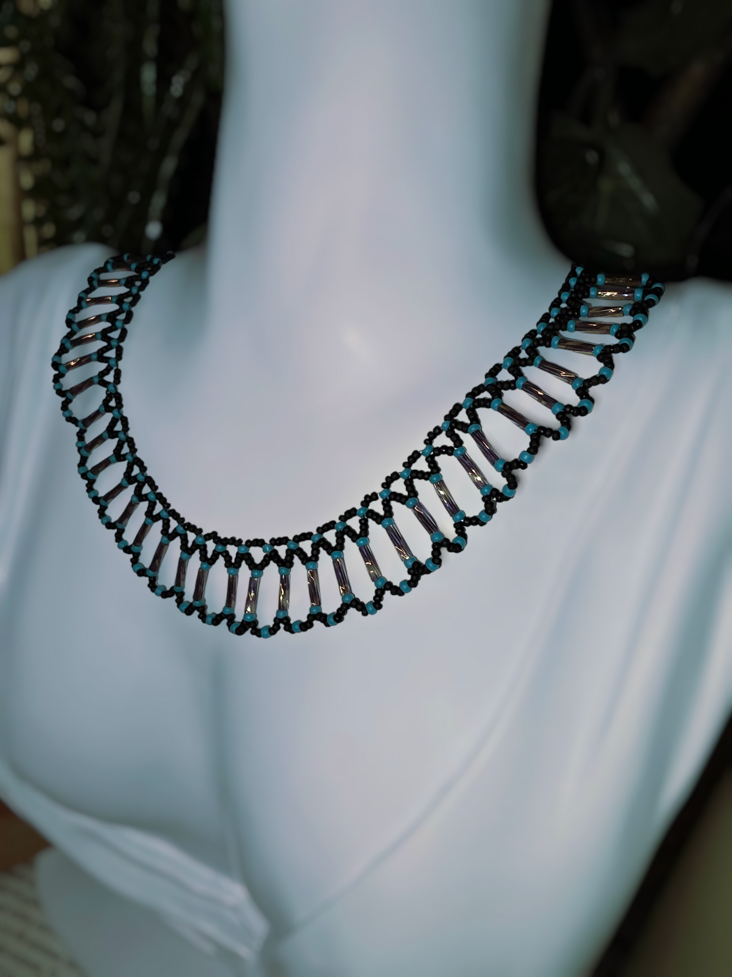 Le collier "Lia Mara - Princesse" en perles de verre aux couleurs noir, turquoise et bronze