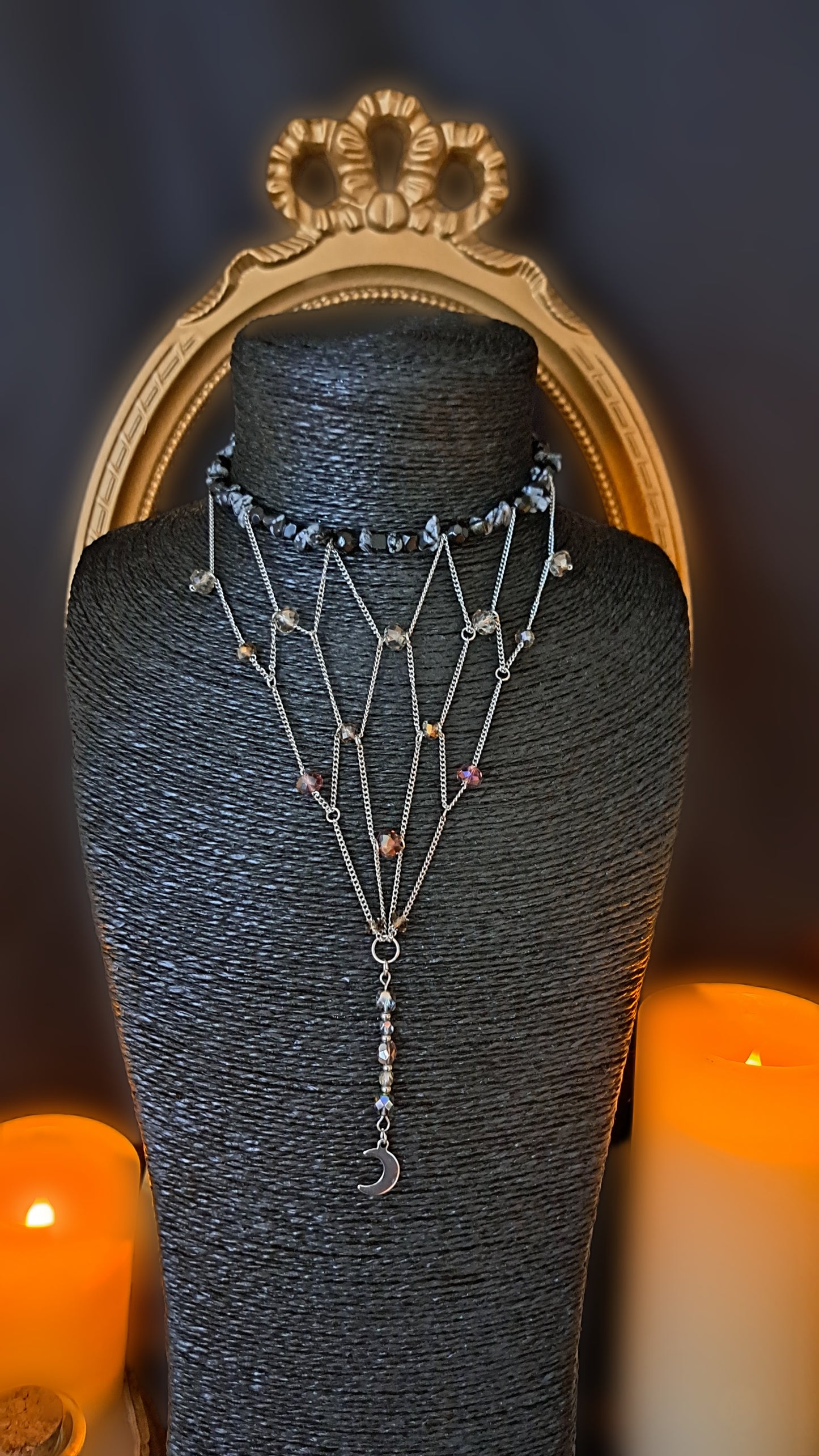 Le collier "Grande Dame de la Cour des Cauchemars" en perles de verre transparentes et son ras de cou en pierres naturelles noires