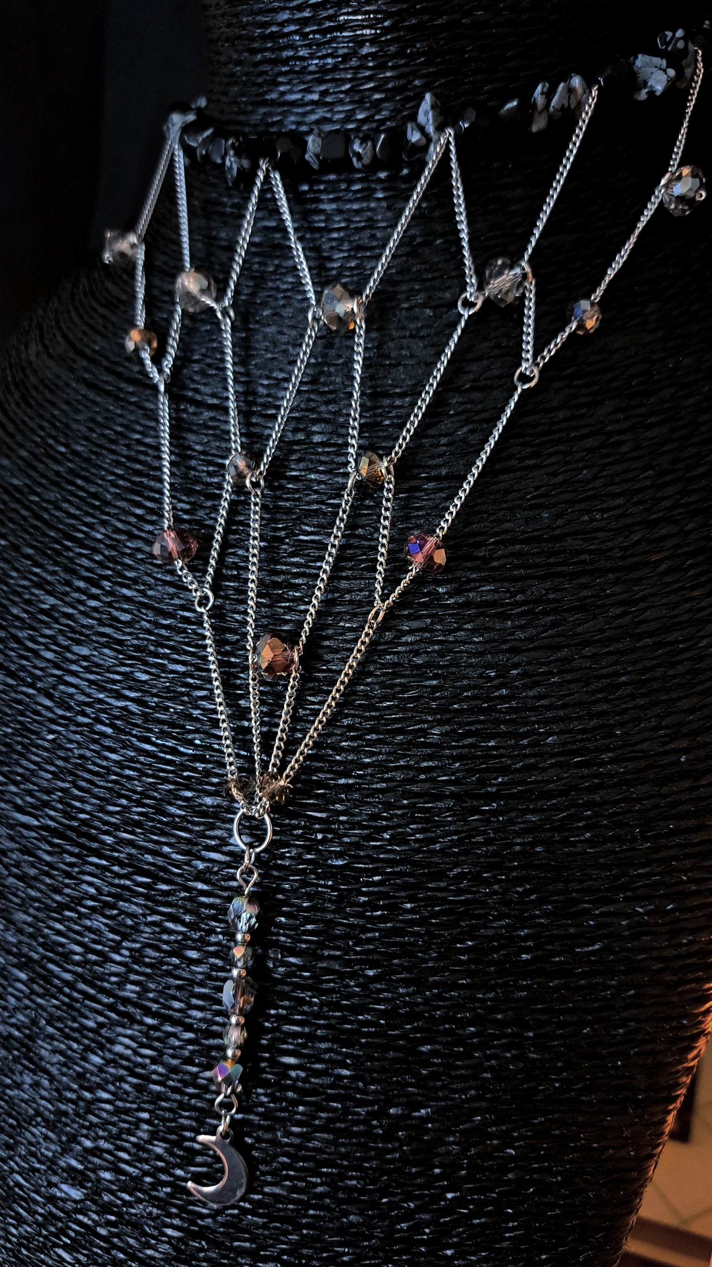 Le collier "Grande Dame de la Cour des Cauchemars" en perles de verre transparentes et son ras de cou en pierres naturelles noires