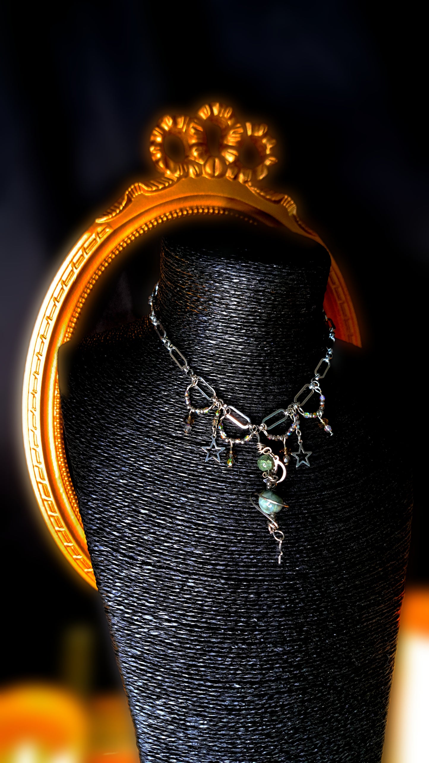 Le collier "Grande Dame de la Cour de la Nuit" en perles de cristal aux multiples reflets