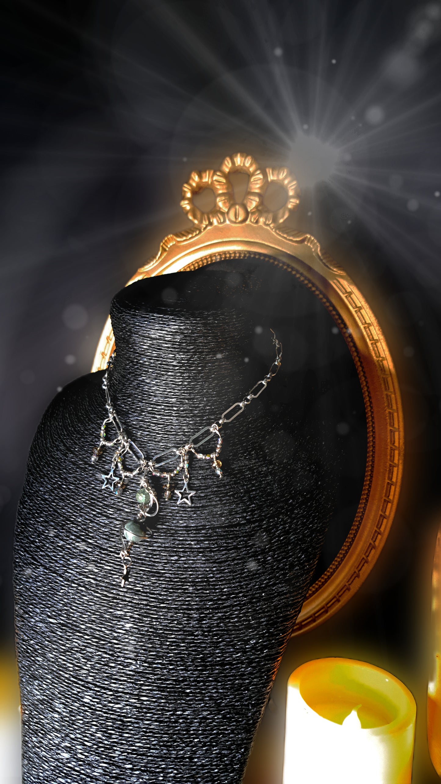 Le collier "Grande Dame de la Cour de la Nuit" en perles de cristal aux multiples reflets