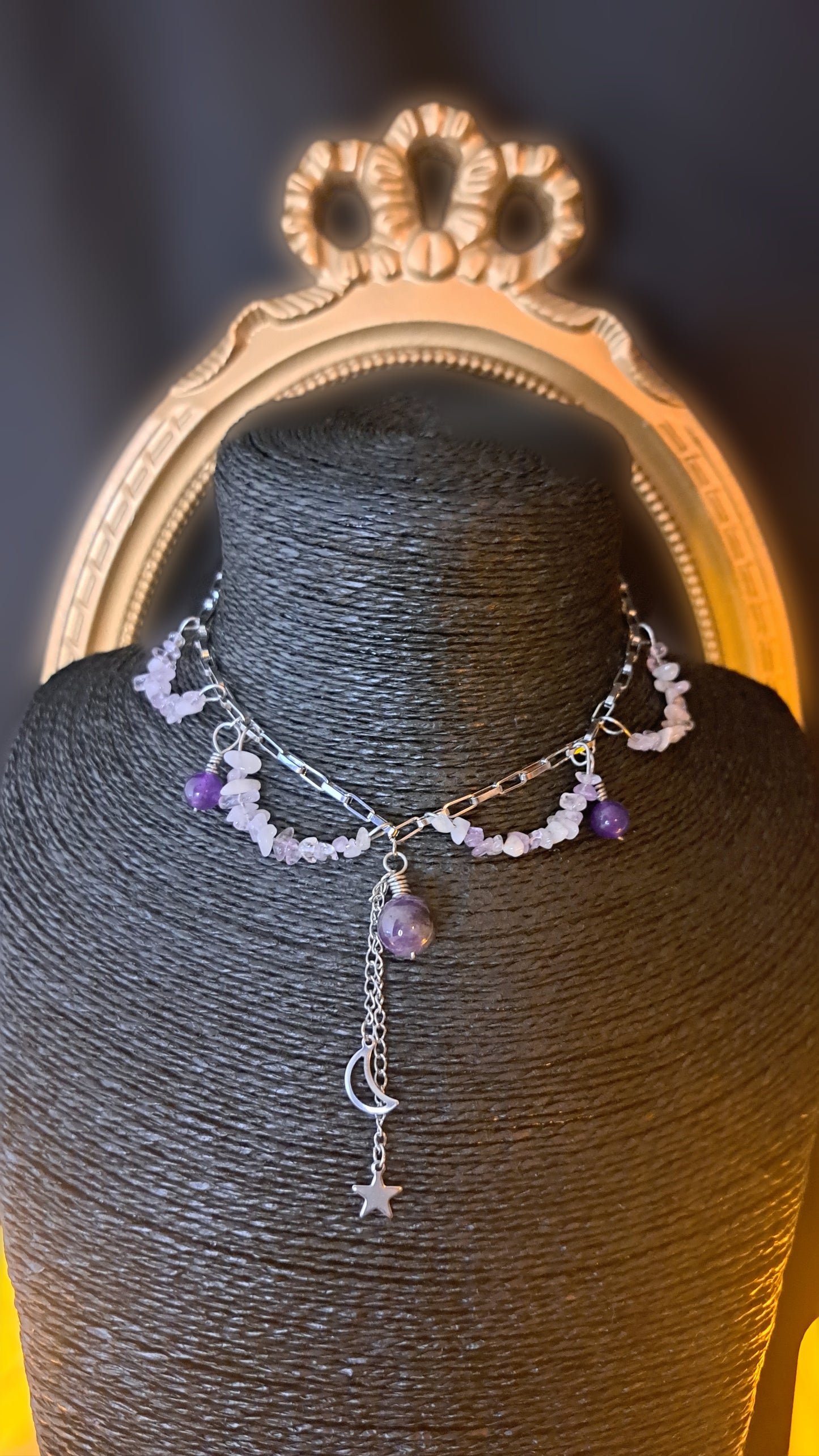 Le collier "Violette" en perles d'améthyste d'un violet profond et en pierres naturelles dans les tons violet pastel