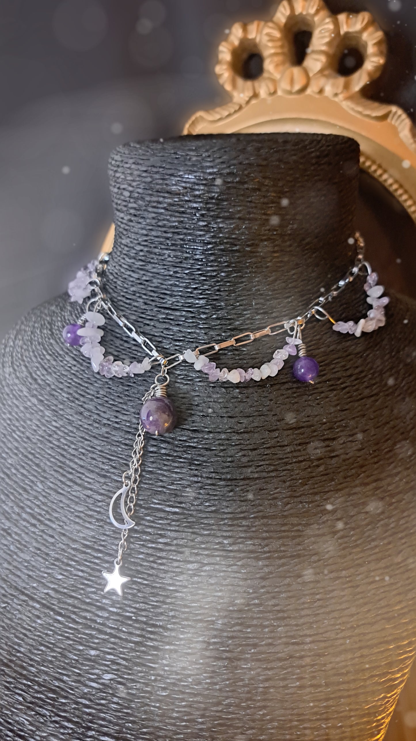 Le collier "Violette" en perles d'améthyste d'un violet profond et en pierres naturelles dans les tons violet pastel