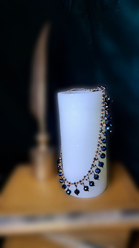 Collier "Feyre" – Perles de Verre Noir et Bleu Marine Inspiré par la Nuit Étoilée