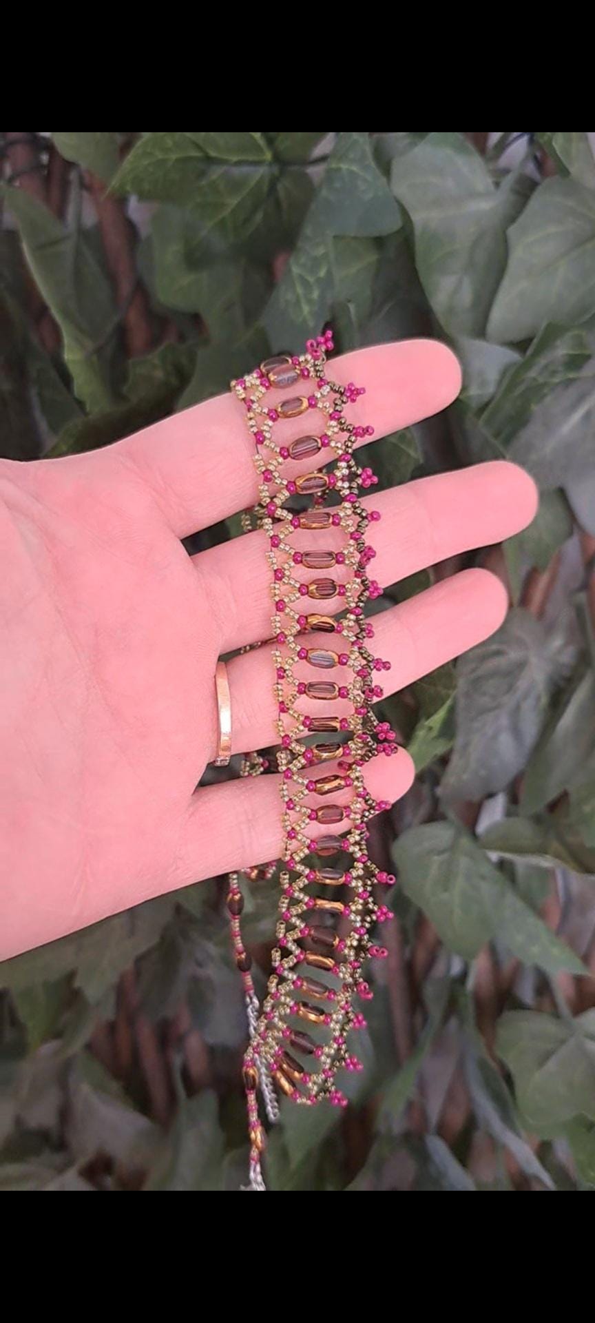 Le collier "Lia Mara" en perles de verre aux couleurs rose et vert