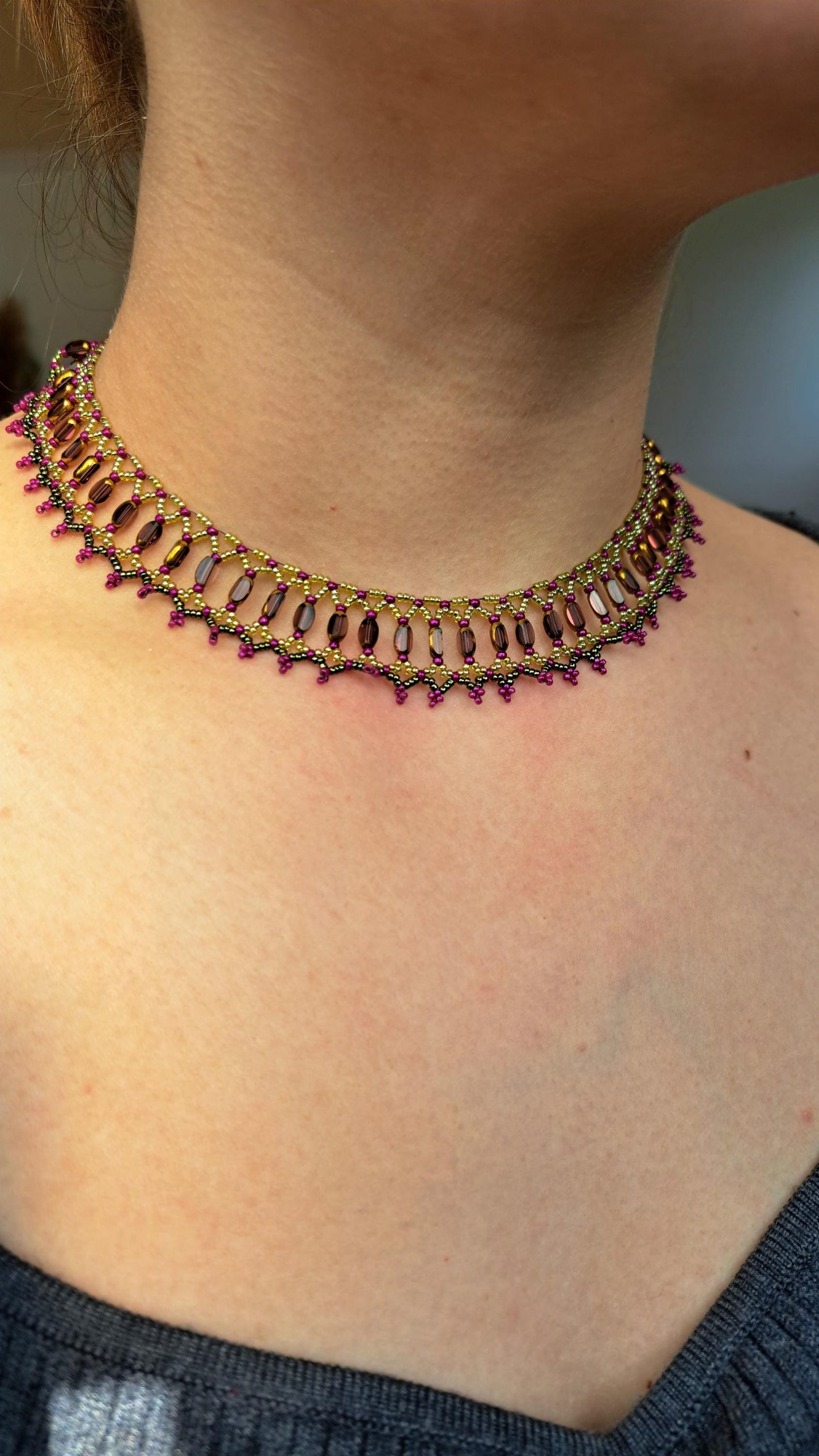 Le collier "Lia Mara" en perles de verre aux couleurs rose et vert